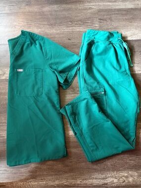 FIGS Technical Collection Scrub Set Emerald Green Catarina Top XL / Pants L